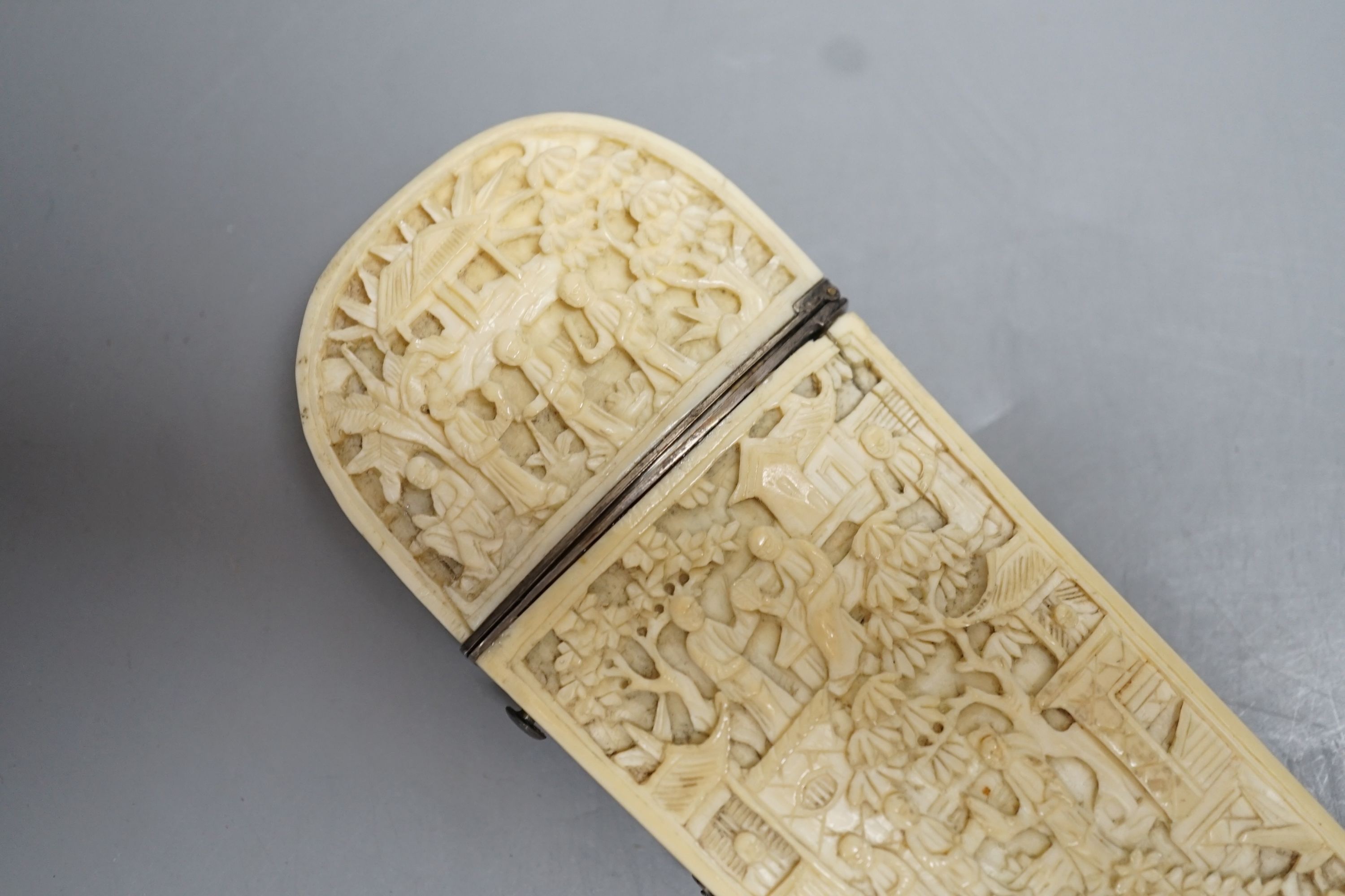 A 19th century Chinese export ivory spectacle case 14cm